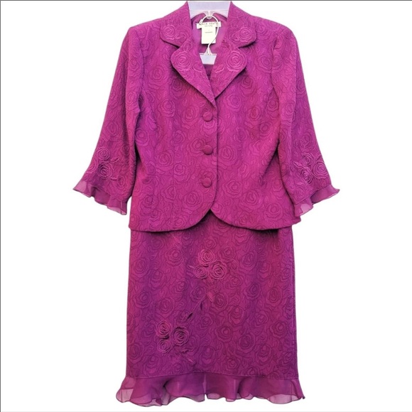 Two piece suit - Picture 6 of 6